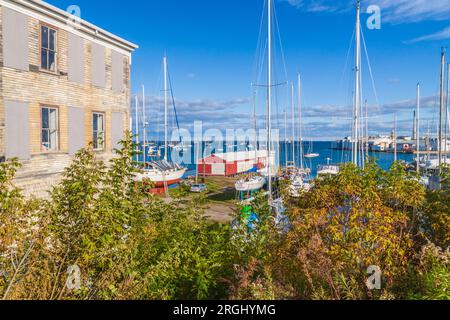 Rockland Harbor in Rockland, Maine, ist bekannt für seine Segelboote, Yachten und Mastschoner und spiegelt die blühende und zunehmend gehobene Gemeinde wider. Stockfoto