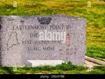 West Quoddy Head Leuchtturm in Lubec, Maine, erbaut 1808 (und ersetzt 1831 und wieder 1858) am Eingang zur Passamaquoddy Bay. Stockfoto