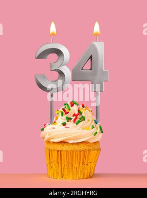 Kerze Nummer 34 mit Cupcake - Geburtstagskarte Stockfoto
