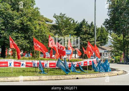 Selangor, Malaysia - August 9 : am Kreisverkehr in Ampang winkende politische Parteiflaggen wehen während der malaysischen Staatswahlen in den 2023 Jahren. Stockfoto