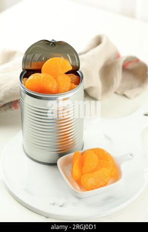 Dosenmandarinen-Orange in Süßsirup, auf weißem Tisch Stockfoto