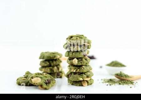 Gestapelte Schokoladenchip-Matcha Greentea-Kekse auf dem weißen Tisch Stockfoto