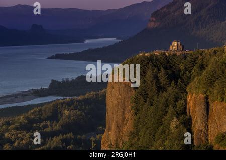 Das wunderschöne Vista House im Art déco-Stil von Oregon bietet einen Blick auf die Columbia River Gorge Stockfoto