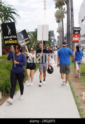 Hollywood, Kalifornien, USA. 9. Aug. 2023. Atmosphäre im WGA100 Days Strike vor den Paramount Studios und Netflix in den Paramount Studios und Netflix in Hollywood, Kalifornien, am 9. August 2023. Kredit: Faye Sadou/Media Punch/Alamy Live News Kredit: MediaPunch Inc/Alamy Live News Stockfoto