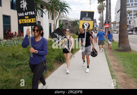 Hollywood, Kalifornien, USA. 9. Aug. 2023. Atmosphäre im WGA100 Days Strike vor den Paramount Studios und Netflix in den Paramount Studios und Netflix in Hollywood, Kalifornien, am 9. August 2023. Kredit: Faye Sadou/Media Punch/Alamy Live News Kredit: MediaPunch Inc/Alamy Live News Stockfoto