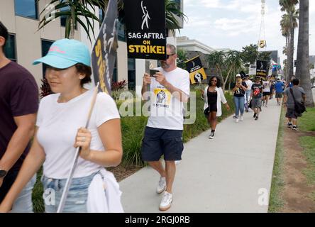 Hollywood, Kalifornien, USA. 9. Aug. 2023. Atmosphäre im WGA100 Days Strike vor den Paramount Studios und Netflix in den Paramount Studios und Netflix in Hollywood, Kalifornien, am 9. August 2023. Kredit: Faye Sadou/Media Punch/Alamy Live News Kredit: MediaPunch Inc/Alamy Live News Stockfoto