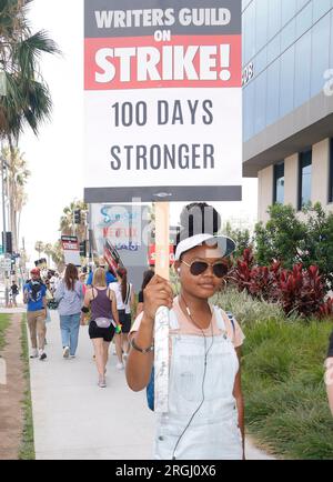 Hollywood, Kalifornien, USA. 9. Aug. 2023. Bendou im WGA100 Days Strike vor den Paramount Studios und Netflix in den Paramount Studios und Netflix in Hollywood, Kalifornien, am 9. August 2023. Kredit: Faye Sadou/Media Punch/Alamy Live News Kredit: MediaPunch Inc/Alamy Live News Stockfoto