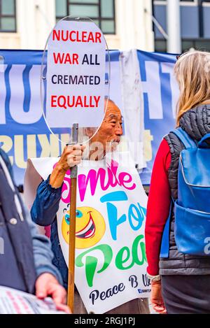 Sydney Aust 06 Aug, 2023: Danny Lim, 78-jähriger Sandwich-Board-Demonstrant aus Sydney, nimmt an der jährlichen Hiroshima and Nagasaki Rally Teil Stockfoto