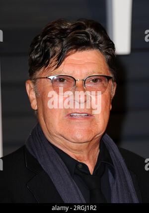 Beverly Hills, USA. 09. Aug. 2023. Der kanadische Sänger, Songwriter und Gitarrist Robbie Robertson, Mitglied der Band, starb heute am 9. August in Los Angeles im Alter von 80 Jahren. Er hatte eine lange Krankheit erlitten. -------------------------------------------------------------------------------- 22. Februar 2015 Beverly Hills, Ca. Robbie Robertson 2015 Vanity Fair Oscar Party im Wallis Annenberg Center © V. Flores/AFF-USA.COM Kredit: AFF/Alamy Live News Stockfoto