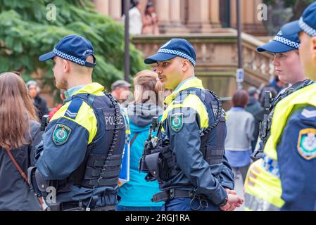Sydney Aust, 06. August 2023: NSW-Polizeibeamte tragen Körperkameras im Rathaus von Sydney bei der jährlichen Hiroshima and Nagasaki Rally in Sydney Stockfoto