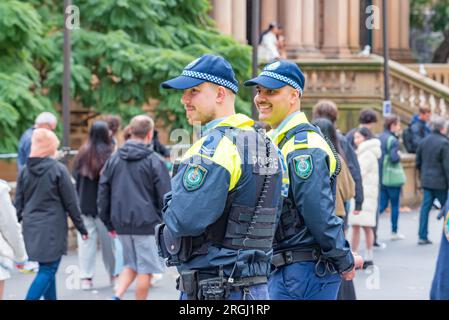 Sydney Aust, 06. August 2023: Zwei fröhlich lächelnde NSW-Polizisten besuchen das Rathaus von Sydney zur jährlichen Hiroshima und Nagasaki Rally in Sydney Stockfoto