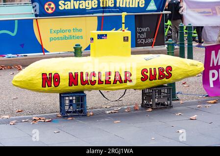 Sydney Aust 06. August 2023: Eine kleine Menschenmenge versammelte sich im Rathaus von Sydney zur jährlichen Hiroshima and Nagasaki Rallye in Sydney Stockfoto