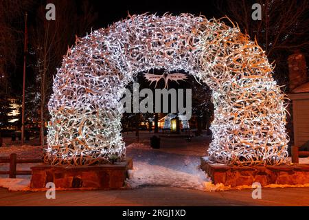 Elchgeweihbogen bei Nacht im Winter, Town Square, Jackson, Wyoming Stockfoto