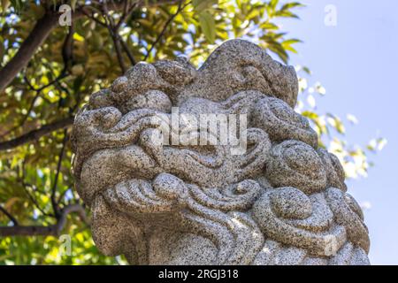 Komainu oder Löwenhund (öffentliche Kunst) in Kanaiwa, Japan. Komainu sind die Wächter der shinto-Schreine und manchmal Tempel, meist paarweise, einer mit Papst Stockfoto