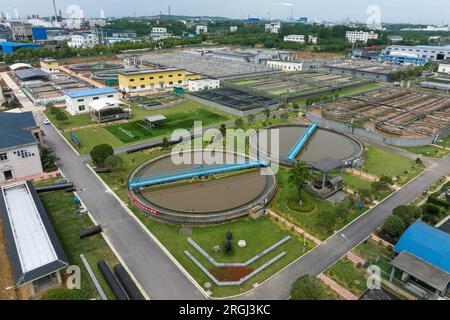 Wuhan, China. 22. Mai 2023. Dieses Luftfoto wurde am 22. Mai 2023 aufgenommen und zeigt einen Blick auf den Chemiepark Yaojiagang in der Stadt Zhijiang, der zentralchinesischen Provinz Hubei. ZU „Across China: Chemical Park Upgrades Abwasseraufbereitung zum Schutz des Yangtze-Flusses“ Gutschrift: Xiao Yijiu/Xinhua/Alamy Live News Stockfoto