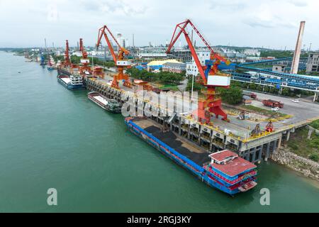 Wuhan, China. 22. Mai 2023. Dieses Luftfoto wurde am 22. Mai 2023 aufgenommen und zeigt eine Werft des Chemieparks Yaojiagang in der Stadt Zhijiang, der zentralchinesischen Provinz Hubei. ZU „Across China: Chemical Park Upgrades Abwasseraufbereitung zum Schutz des Yangtze-Flusses“ Gutschrift: Xiao Yijiu/Xinhua/Alamy Live News Stockfoto