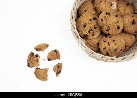 Schokoladenkekse in einem Bambuskorb isoliert auf weißem Hintergrund Stockfoto