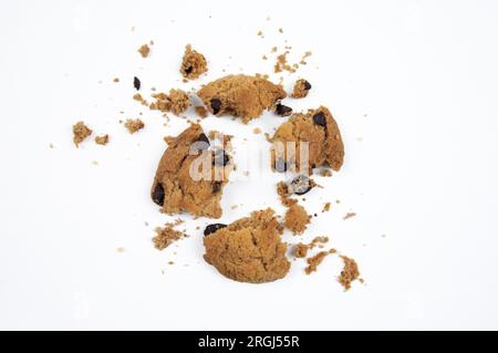 Zerdrückte Schokoladenkekse auf weißem Hintergrund Stockfoto