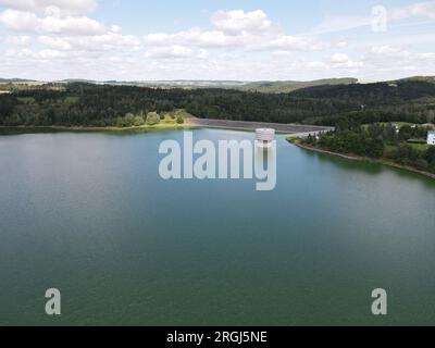 Zeulenroda, Deutschland. 09. Aug. 2023. Der Zeulenroda-Damm. Nach Angaben der Thüringer Fernwasserversorgung haben die sechs Staudämme die vorgesehenen Füllstände erreicht. Kredit: Bodo Schackow/dpa/Alamy Live News Stockfoto