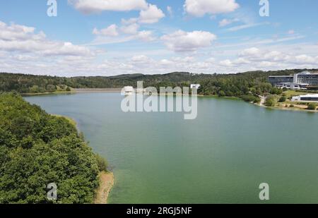 Zeulenroda, Deutschland. 09. Aug. 2023. Der Zeulenroda-Damm. Nach Angaben der Thüringer Fernwasserversorgung haben die sechs Staudämme die vorgesehenen Füllstände erreicht. Kredit: Bodo Schackow/dpa/Alamy Live News Stockfoto