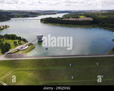 Zeulenroda, Deutschland. 09. Aug. 2023. Der Zeulenroda-Damm. Nach Angaben der Thüringer Fernwasserversorgung haben die sechs Staudämme die vorgesehenen Füllstände erreicht. Kredit: Bodo Schackow/dpa/Alamy Live News Stockfoto