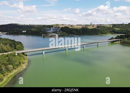 Zeulenroda, Deutschland. 09. Aug. 2023. Der Zeulenroda-Damm. Nach Angaben der Thüringer Fernwasserversorgung haben die sechs Staudämme die vorgesehenen Füllstände erreicht. Kredit: Bodo Schackow/dpa/Alamy Live News Stockfoto