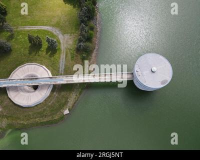 Zeulenroda, Deutschland. 09. Aug. 2023. Der Zeulenroda-Damm. Nach Angaben der Thüringer Fernwasserversorgung haben die sechs Staudämme die vorgesehenen Füllstände erreicht. Kredit: Bodo Schackow/dpa/Alamy Live News Stockfoto