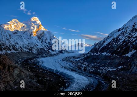 Drang-Drung-Gletscher ein Berggletscher in der Nähe des Pensi-La-Gebirgspasses an der Kargil-Zanskar Road in Jammu und Kaschmir, Indien. Stockfoto