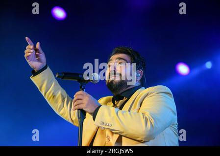 Sitges, Spanien. 09. Aug. 2023. Der spanische Sänger Antonio Orozco tritt live auf der Bühne des Festival Jardins de Terramar in Sitges auf. (Foto: Ramon Costa/SOPA Images/Sipa USA) Guthaben: SIPA USA/Alamy Live News Stockfoto