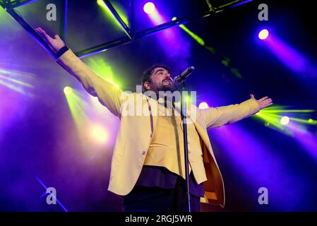 Sitges, Spanien. 09. Aug. 2023. Der spanische Sänger Antonio Orozco tritt live auf der Bühne des Festival Jardins de Terramar in Sitges auf. (Foto: Ramon Costa/SOPA Images/Sipa USA) Guthaben: SIPA USA/Alamy Live News Stockfoto