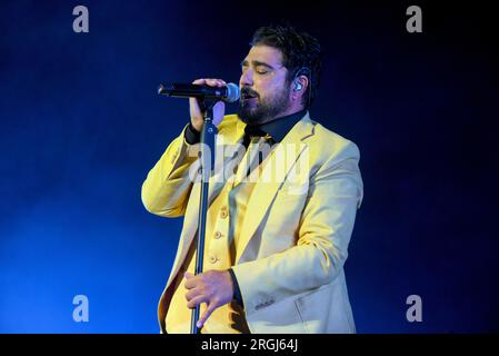 Sitges, Spanien. 09. Aug. 2023. Der spanische Sänger Antonio Orozco tritt live auf der Bühne des Festival Jardins de Terramar in Sitges auf. Kredit: SOPA Images Limited/Alamy Live News Stockfoto