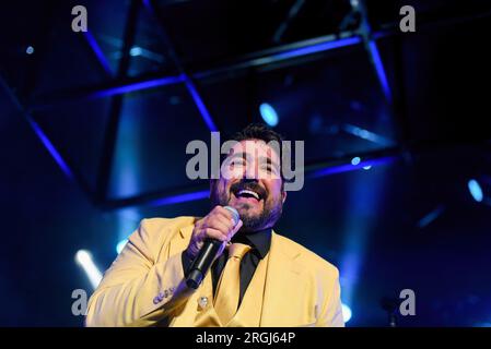 Sitges, Spanien. 09. Aug. 2023. Der spanische Sänger Antonio Orozco tritt live auf der Bühne des Festival Jardins de Terramar in Sitges auf. Kredit: SOPA Images Limited/Alamy Live News Stockfoto