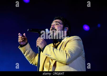 Sitges, Spanien. 09. Aug. 2023. Der spanische Sänger Antonio Orozco tritt live auf der Bühne des Festival Jardins de Terramar in Sitges auf. Kredit: SOPA Images Limited/Alamy Live News Stockfoto