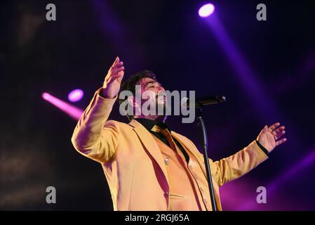 Sitges, Spanien. 09. Aug. 2023. Der spanische Sänger Antonio Orozco tritt live auf der Bühne des Festival Jardins de Terramar in Sitges auf. Kredit: SOPA Images Limited/Alamy Live News Stockfoto