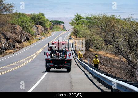 Hawi, HI, USA. 9. Aug. 2023. Der Brand in Akoni Pule im North Kohala District auf Hawai'i Island wurde am 9. August 2023 zu 60 Prozent eingedämmt. Die Feuerwehr arbeitet weiterhin in diesem Bereich. Kredit: ZUMA Press, Inc./Alamy Live News Stockfoto