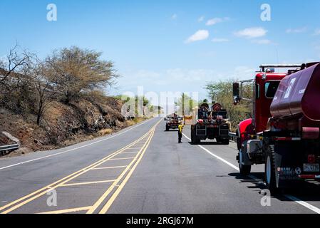 Hawi, HI, USA. 9. Aug. 2023. Der Brand in Akoni Pule im North Kohala District auf Hawai'i Island wurde am 9. August 2023 zu 60 Prozent eingedämmt. Die Feuerwehr arbeitet weiterhin in diesem Bereich. Kredit: ZUMA Press, Inc./Alamy Live News Stockfoto