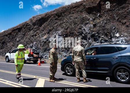 Hawi, HI, USA. 9. Aug. 2023. Der Brand in Akoni Pule im North Kohala District auf Hawai'i Island wurde am 9. August 2023 zu 60 Prozent eingedämmt. Die Hawai'i Nationalgarde und die Straßenteams überwachten weiterhin Autos, die in das Gebiet einfuhren. Kredit: ZUMA Press, Inc./Alamy Live News Stockfoto