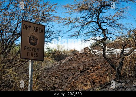 Hawi, HI, USA. 9. Aug. 2023. Der Brand in Akoni Pule im North Kohala District auf Hawai'i Island wurde am 9. August 2023 zu 60 Prozent eingedämmt. Die Wohngemeinde Kohala Ranch war gezwungen, die Gegend für etwa 24 Stunden zu evakuieren. Kredit: ZUMA Press, Inc./Alamy Live News Stockfoto