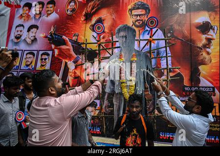 Fans des indischen Schauspielers Rajinikanth gießen vor der Veröffentlichung des Films am 10. August 2023 vor einer Kinohalle in Mumbai Milch auf das Poster seines neuesten Filmgefängnisses. Der 2023. Rajinikanth-Star-indische tamilisch-sprachige Film, Regie Nelson Dilipkumar, wurde am 10. August 2023 veröffentlicht. (Foto: Sankhadeep Banerjee/NurPhoto) Guthaben: NurPhoto SRL/Alamy Live News Stockfoto
