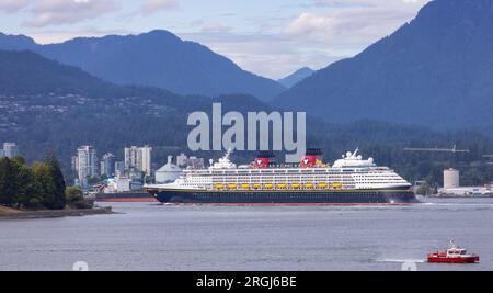 Bootstour vom Hafen in der Innenstadt mit Bergen im Hintergrund. Stockfoto