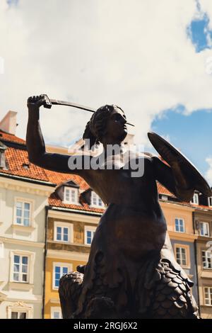 Die Statue der Meerjungfrau von Warschau, die polnische Syrenka Warzawska, das Symbol Warschaus auf dem Marktplatz der Altstadt. Reiseattraktion Touristenziel Stockfoto