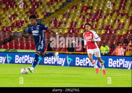 Bogota, Kolumbien. 02. Aug. 2023. Deportivo Independiente Medellin's David Loaiza (L) und Independiente Santa Fes Fabian Sambueza während des Gruppenspiels zwischen Bogotas Independiente Santa Fe (1) und Medellins Deportivo Independiente Medellin im Nemesio Camacho el Campin Stadion, 2. August 2023. Foto: Sebastian Barros/Long Visual Press Credit: Long Visual Press/Alamy Live News Stockfoto