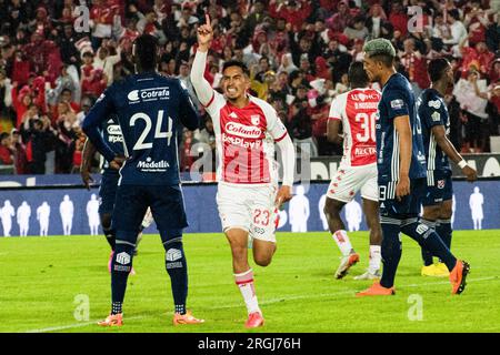 Bogota, Kolumbien. 02. Aug. 2023. Independiente Santa Fe's Fabian Sambueza feiert das Tor während des Gruppenspiels zwischen Bogotas Independiente Santa Fe (1) und Medellins Deportivo Independiente Medellin im Nemesio Camacho el Campin Stadium, 2. August 2023. Foto: Daniel Romero/Long Visual Press Credit: Long Visual Press/Alamy Live News Stockfoto