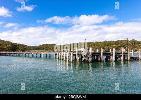 Fraser Island K'gari und Timber Wharf Pier am Kingfisher Bay Resort an der Westküste, Queensland, Australien Stockfoto