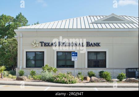 Houston, Texas, USA 07-30-2023: Außenansicht der Texas Regional Bank in Houston, TX. Lokales Finanzinstitut, Außenansicht. Stockfoto