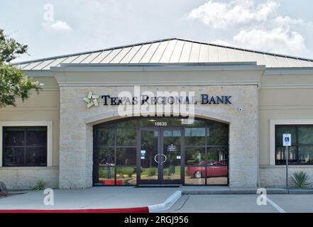 Houston, Texas, USA 07-30-2023: Außenansicht der Texas Regional Bank in Houston, TX. Lokales Finanzinstitut, Außenansicht. Stockfoto