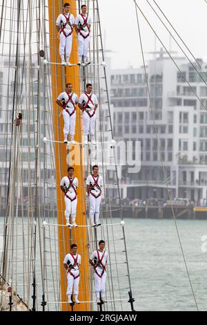 Matrosen an Bord des chilenischen Marineschiffs Esmeralda, das an einer internationalen Überprüfung der Marine im Hafen von Waitemata teilnimmt, und Klettern auf die Masten des chilenischen Marineschiffs, Esmeralda; Stockfoto