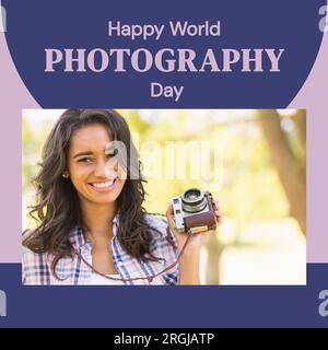 Fröhliche Welt Fotografietag Text in Lila mit fröhlicher birassischer Frau, die die Kamera im Park hält Stockfoto