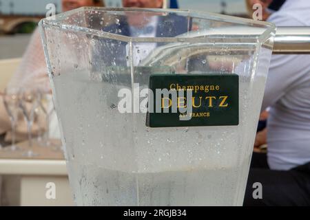 Bordeaux , Frankreich - 08 01 2023 : Deutz Ay france Logo und Textzeichen auf Champagnereimer französische Marke Stockfoto