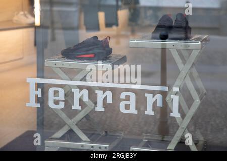 Mailand , Italien - 08 07 2023 : Marke ferrari Logo und Textschild Frontfassade Händlerbetrieb Modeschuhe Bekleidungsgeschäft Sportwagen italienisch Stockfoto